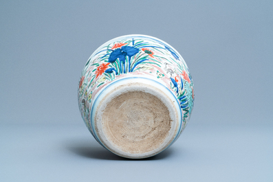 Une jardini&egrave;re en porcelaine de Chine wucai, &eacute;poque Transition