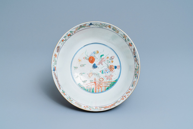 Un bol en porcelaine de Chine verte-Imari &agrave; fond bleu poudr&eacute;, Kangxi