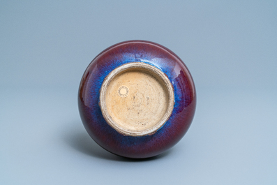 Een Chinese flesvormige flamb&eacute; vaas met lotushals, 18/19e eeuw