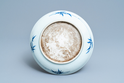Un plat en porcelaine de Chine en bleu et blanc &agrave; d&eacute;cor d'un p&ecirc;cheur, Yongzheng