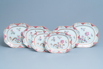 Un service de 158 pi&egrave;ces en porcelaine de Chine famille rose &agrave; d&eacute;cor floral de type Lowestoft, Qianlong
