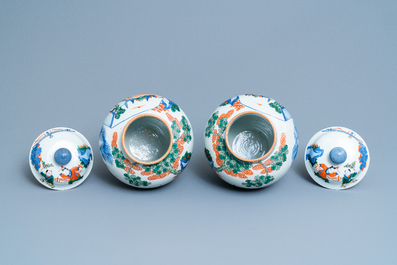 Une paire de vases couverts en porcelaine de Chine wucai, marque Kangxi, 19&egrave;me