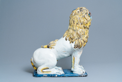 Een paar monumentale modellen van leeuwen in polychroom aardewerk uit Rouen, Frankrijk, 18e eeuw