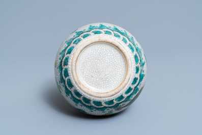 Un vase de forme bouteille en porcelaine de Chine famille verte &agrave; fond craquel&eacute;, 19/20&egrave;me