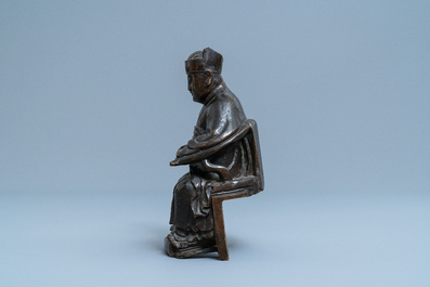 Een Chinese bronzen figuur van een hoogwaardigheidsbekleder, 17/18e eeuw