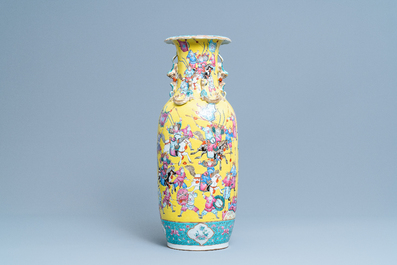 Een Chinese famille rose vaas met krijgers op gele fondkleur, 19e eeuw