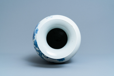 Un vase en porcelaine de Chine en bleu et blanc &agrave; d&eacute;cor d'une sc&egrave;ne narrative, 19&egrave;me
