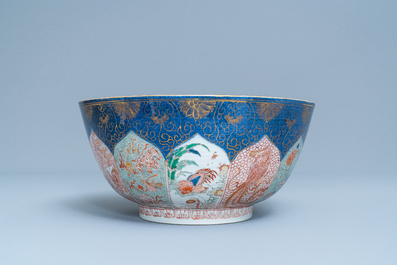 Un bol en porcelaine de Chine verte-Imari &agrave; fond bleu poudr&eacute;, Kangxi