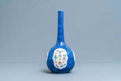 Un vase de forme bouteille en porcelaine de Chine famille verte &agrave; fond bleu poudr&eacute;, Kangxi