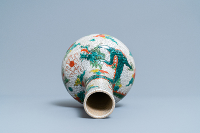 Un vase de forme bouteille en porcelaine de Chine famille verte &agrave; fond craquel&eacute;, 19/20&egrave;me
