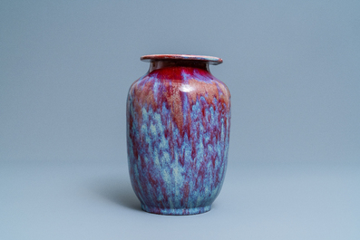 Un vase en porcelaine de Chine &agrave; &eacute;mail flamb&eacute; en deux couleurs, 18/19&egrave;me