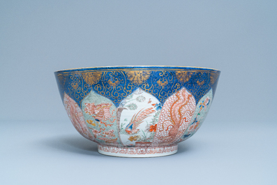 Un bol en porcelaine de Chine verte-Imari &agrave; fond bleu poudr&eacute;, Kangxi