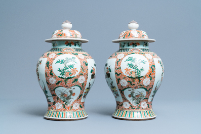 Une paire de vases couverts en porcelaine de Chine famille verte, marque de Kangxi, 19&egrave;me