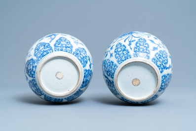 Een paar Chinese blauw-witte gemberpotten met floraal decor, Kangxi