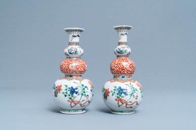 Une paire de vases de forme triple gourde en porcelaine de Chine famille verte, Kangxi