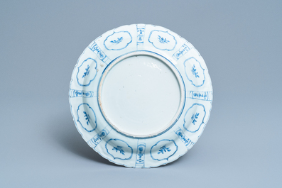Een fijne Chinese blauw-witte kraakporseleinen schotel met herten, Wanli