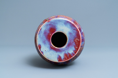 A Chinese two-colour flamb&eacute;-glazed vase, 18/19th C.