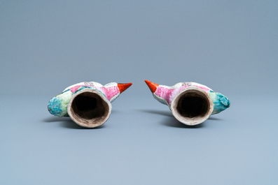 Une paire de mod&egrave;les de martin-p&ecirc;cheurs en porcelaine de Chine famille rose, Qianlong