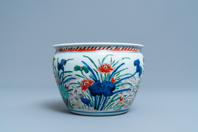 Une jardini&egrave;re en porcelaine de Chine wucai, &eacute;poque Transition