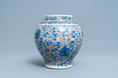 Un vase en porcelaine de Chine wucai &agrave; d&eacute;cor floral, &eacute;poque Transition