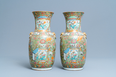 A pair of Chinese Canton famille rose vases with antiquities, 19th C.
