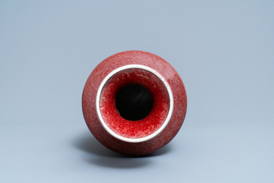 Un vase en porcelaine de Chine en rouge de cuivre monochrome, 19&egrave;me