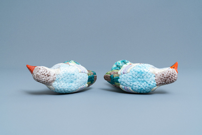 Une paire de mod&egrave;les de martin-p&ecirc;cheurs en porcelaine de Chine famille rose, Qianlong