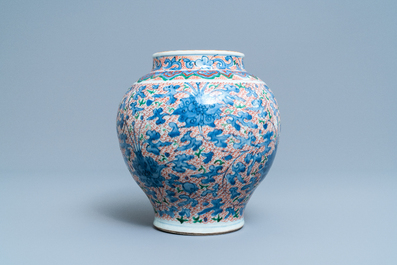 Een Chinese wucai vaas met floraal decor, Transitie periode