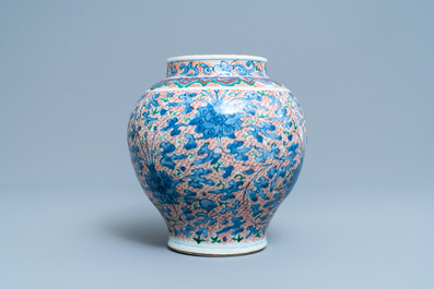 Un vase en porcelaine de Chine wucai &agrave; d&eacute;cor floral, &eacute;poque Transition