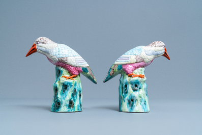 Une paire de mod&egrave;les de martin-p&ecirc;cheurs en porcelaine de Chine famille rose, Qianlong