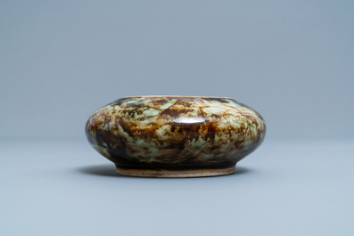 A Chinese flamb&eacute;-glazed brush washer with blue and white 'crabs' design, 19/20th C.