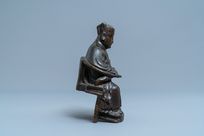 Een Chinese bronzen figuur van een hoogwaardigheidsbekleder, 17/18e eeuw
