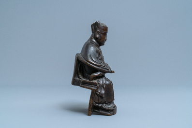 Une figure d'un dignitaire en bronze, Chine, 17/18&egrave;me