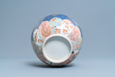 Un bol en porcelaine de Chine verte-Imari &agrave; fond bleu poudr&eacute;, Kangxi