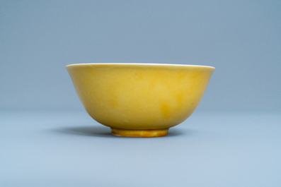 Un bol en porcelaine de Chine en jaune monochrome, marque de Jiajing, 18/19&egrave;me