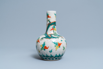 Een Chinese flesvormige famille verte 'draken' vaas, 19/20e eeuw
