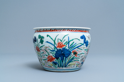 Une jardini&egrave;re en porcelaine de Chine wucai, &eacute;poque Transition