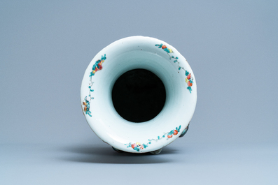 Un vase en porcelaine de Chine famille rose &agrave; d&eacute;cor d'antiquit&eacute;s en relief, 19&egrave;me