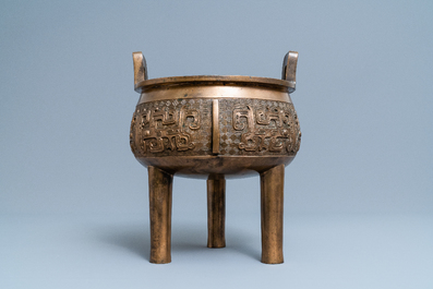 A large Chinese bronze tripod censer, 18/19th C.