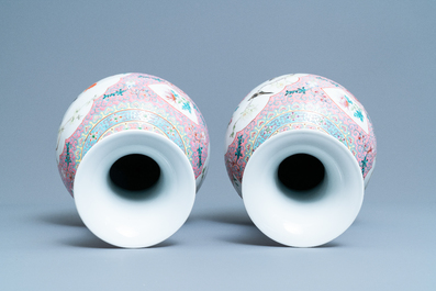 Deux paires de vases en porcelaine de Chine famille rose, R&eacute;publique