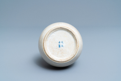 Een Chinese flesvormige vaas met craquel&eacute; glazuur, Chenghua merk, 19e eeuw