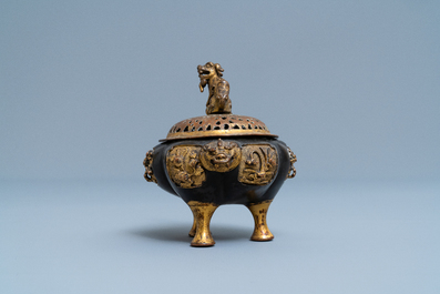 Un br&ucirc;le-parfum tripod en bronze laqu&eacute; et dor&eacute;, Ming