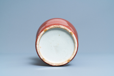 Un vase en porcelaine de Chine sang de boeuf monochrome, 19&egrave;me