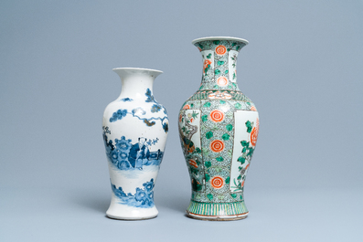 Een Chinese famille verte vaas en een blauw-witte vaas, 19e eeuw