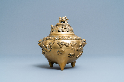 A Chinese bronze tripod censer and cover, 19/20th C.
