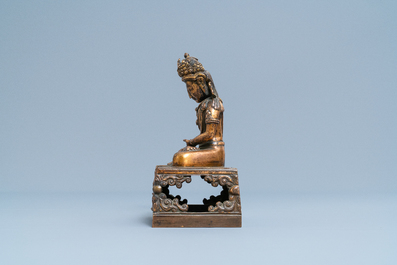 Een Chinese verguld bronzen figuur van Boeddha Amitayus, Qianlong, gedateerd 1770