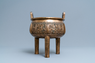 A large Chinese bronze tripod censer, 18/19th C.