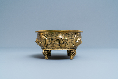 Un br&ucirc;le-parfum de forme ovale en bronze &agrave; d&eacute;cor de poissons, marque de Xuande, 19&egrave;me