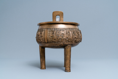 A large Chinese bronze tripod censer, 18/19th C.