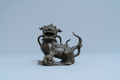 Un mod&egrave;le d'un lion bouddhiste en bronze, Chine, fin de la dynastie Ming